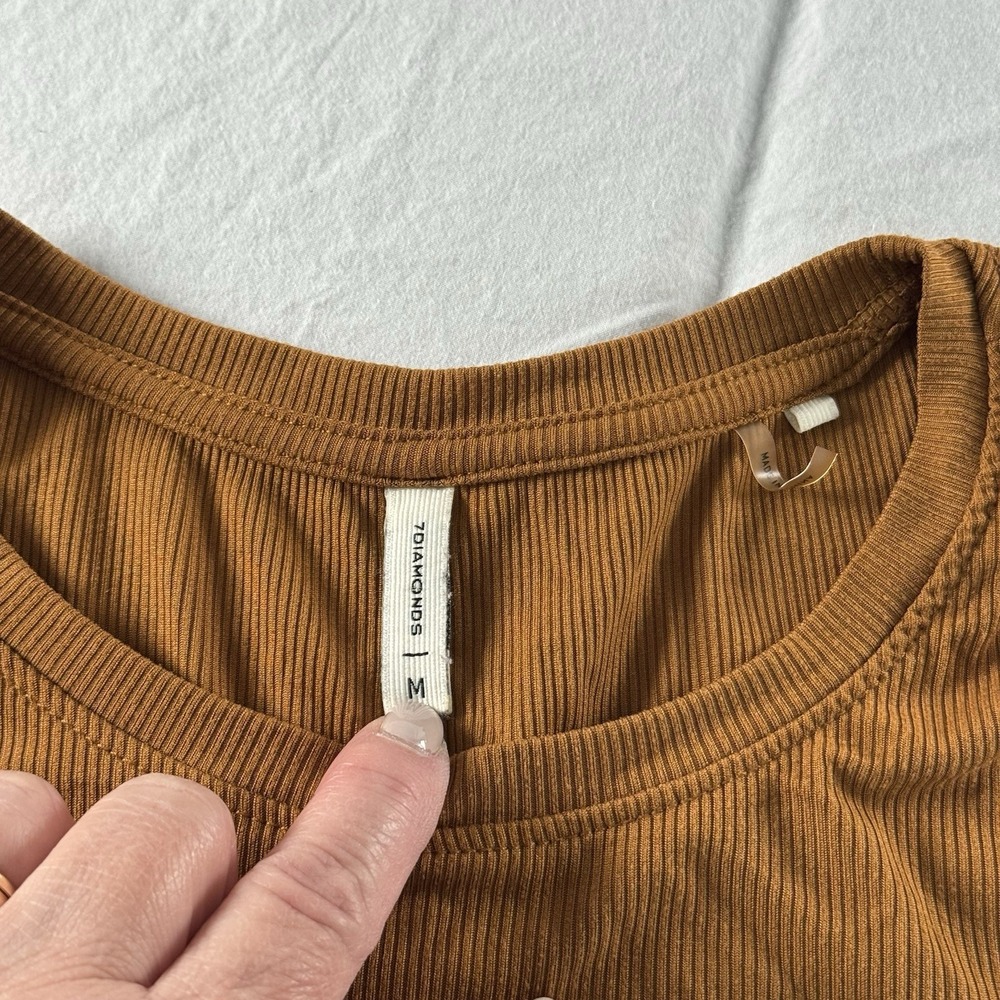 7 Diamond's Women's Size M‎ Camel Long Sleeve Thumbhole Ribbed Trim Core Top - Picture 6 of 7